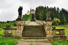 Ještě letos na jaře byl vlevo od schodů les, ale prý moc zacláněl