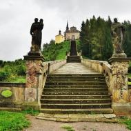 Ještě letos na jaře byl vlevo od schodů les, ale prý moc zacláněl