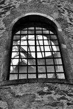 Okno kostela Nanebevzetí Panny Marie