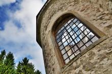 Místní kostel je známý tím, že má poněkud průhlednou střechu