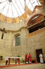 Začíná mše svatá