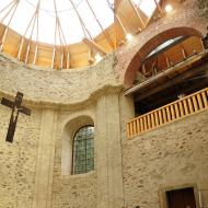 Začíná mše svatá