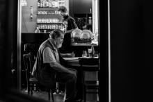 Kavárna Fokus Labe v Ústí je něco jako brněnský Práh, a Verunka si tam vybrala parádního plyšového jezevčíka