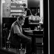 Kavárna Fokus Labe v Ústí je něco jako brněnský Práh, a Verunka si tam vybrala parádního plyšového jezevčíka