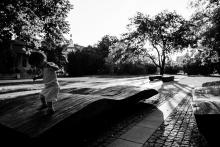 Verunka zkoumá designové lavice v Litoměřických Jiráskových sadech