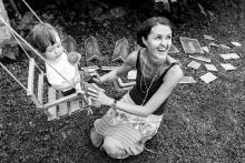 Dáda zkouší, jaké to je houpat holčičku