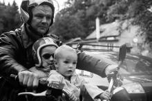 Vláďa má na dvorku motorku a nebojí se jí použít