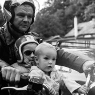 Vláďa má na dvorku motorku a nebojí se jí použít