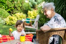 Prababička dohlíží, zda Verunčino logické myšlení odpovídá tabulkám