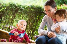 Před tímto pánem pískoviště se i jindy odvážná Verunka schovává u maminky