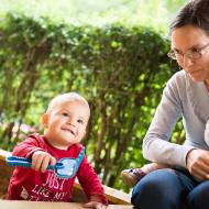 Před tímto pánem pískoviště se i jindy odvážná Verunka schovává u maminky