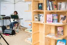 Vystoupení lokální písničkářky na akci Města a obce čtou