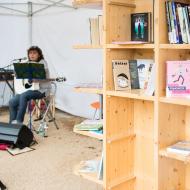 Vystoupení lokální písničkářky na akci Města a obce čtou