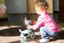 Například zde Verunka zkouší variaci na pohádku o karkulce