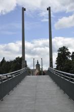 Černá věž za mostem