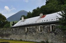 Milešov - Dům postavený ve zdi