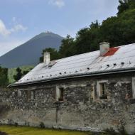 Milešov - Dům postavený ve zdi