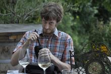 Čištění objektivu u sklenky bílého