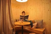 Na pokoji byla spousta pěkných knih