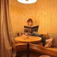 Na pokoji byla spousta pěkných knih