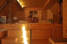 Café Fara - tradiční výroční erotická fotografie, tentokrát z Farního pokoje