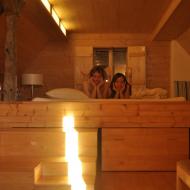 Café Fara - tradiční výroční erotická fotografie, tentokrát z Farního pokoje