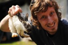 Tohle je prý opravdu nejšetrnější způsob transportu králíků, fakt se vůbec nebránil :-)