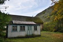 Pěkná, leč zabedněná, chaloupka v údolí Radotínského potoka