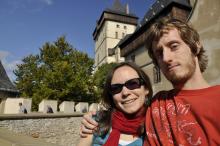 Tom konečně namakal a tak už udrží zrcadlovku v natažené ruce potřebných 10 vteřin