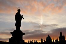 Sv. Jan Nepomucký dohlíží na naší stověžatou matičku