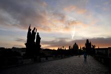 Ranní focení na Karlově mostě - my a pár japonců se stativy