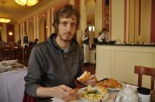 Snídaně v Café Louvre - živo je tam jako na nádraží, ale má to styl