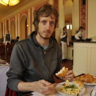 Snídaně v Café Louvre - živo je tam jako na nádraží, ale má to styl