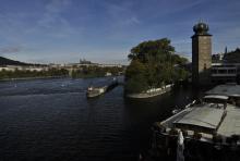 Praha (vpravo Mánes)