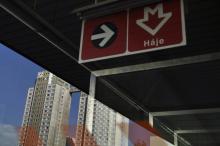 Vyrážíme na výlet a fotíme symbol Hájů - "Barák s hodinama"