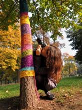Lenča fotí Guerilla Knitting v Lužánkách