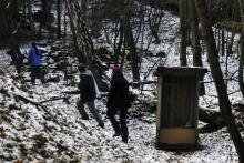 Po důkladném ale neúspěšném prohledání údajné nápadité skrýše jdeme pokračovat v hledání v okolním lese