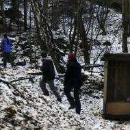 Po důkladném ale neúspěšném prohledání údajné nápadité skrýše jdeme pokračovat v hledání v okolním lese