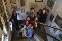 Příprava skupinové fotografie je náročná, někteří při tom stihli i usnout