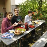 Snídaně na dvorku, servírovaná oknem