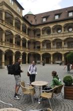 Na zámeckém nádvoří