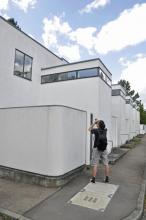 Všimněte si především natrénovaného postoje, nepohne se ani o milimetr!