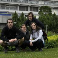 Před fyzikálním ústavem