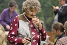 Babička přináší šlehačku