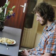 Zátiší s Tomem, obědem a háčkovanými květinami