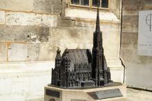 Model se nám narozdíl od skutečného Stephansdomu vešel do hledáčku