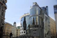 Odražený Stephansdom ve výloze kontroverzního Haas-Haus