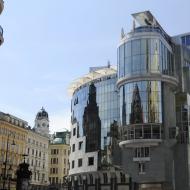 Odražený Stephansdom ve výloze kontroverzního Haas-Haus