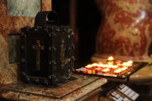 Hezký zvyk - v každém kostele je možné za minci zapálit svíčku