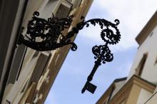 Jeden z mnoha propracovaných vývěsních štítů